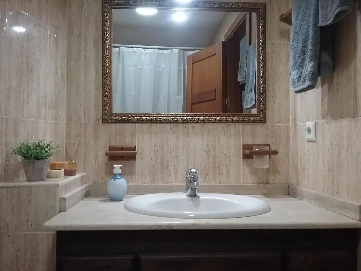 Apartamento en Primera Línea de Playa. Seis plazas. Estepona