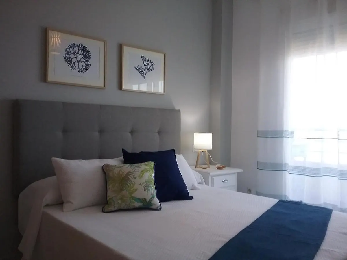 Apartamento en Primera Línea de Playa. Seis plazas. Estepona
