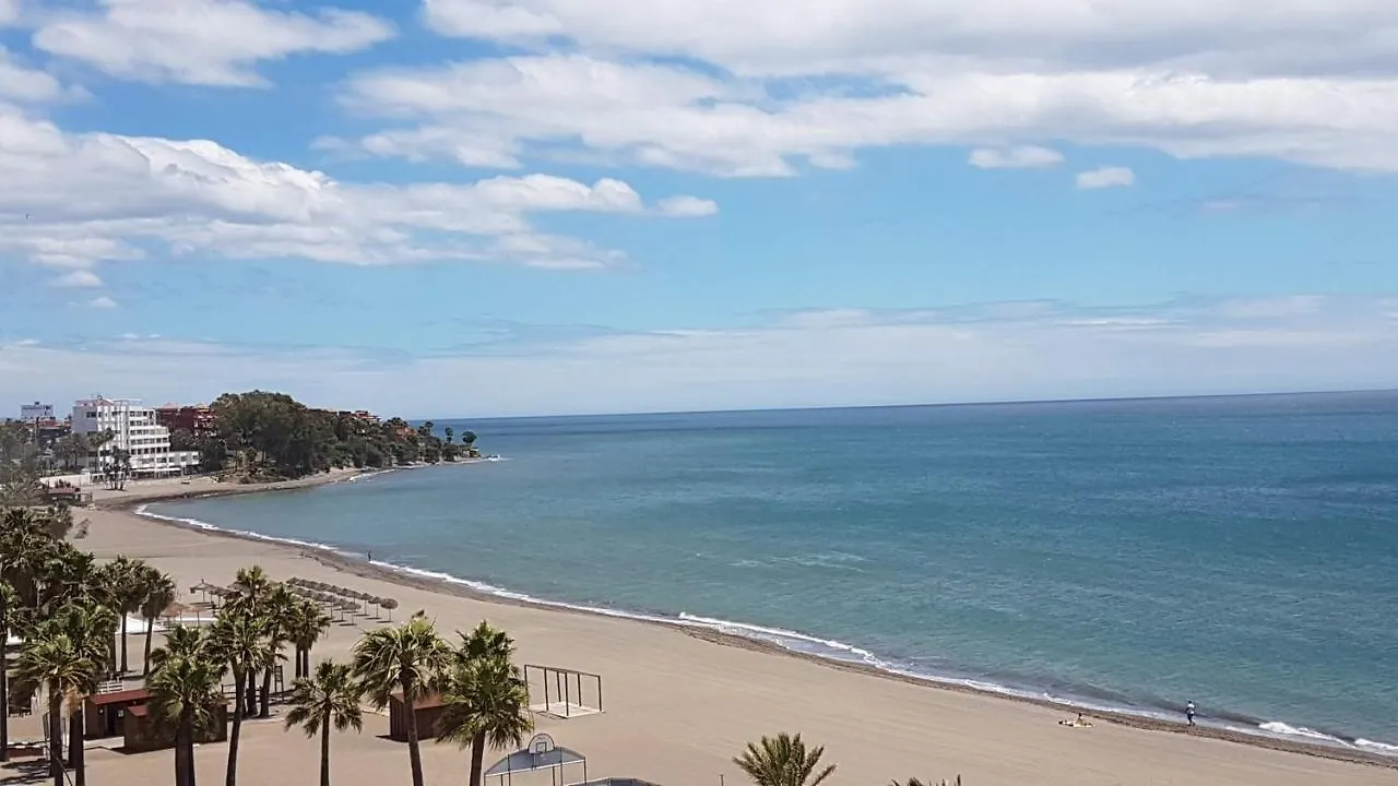 Apartamento en Primera Línea de Playa. Seis plazas. Estepona