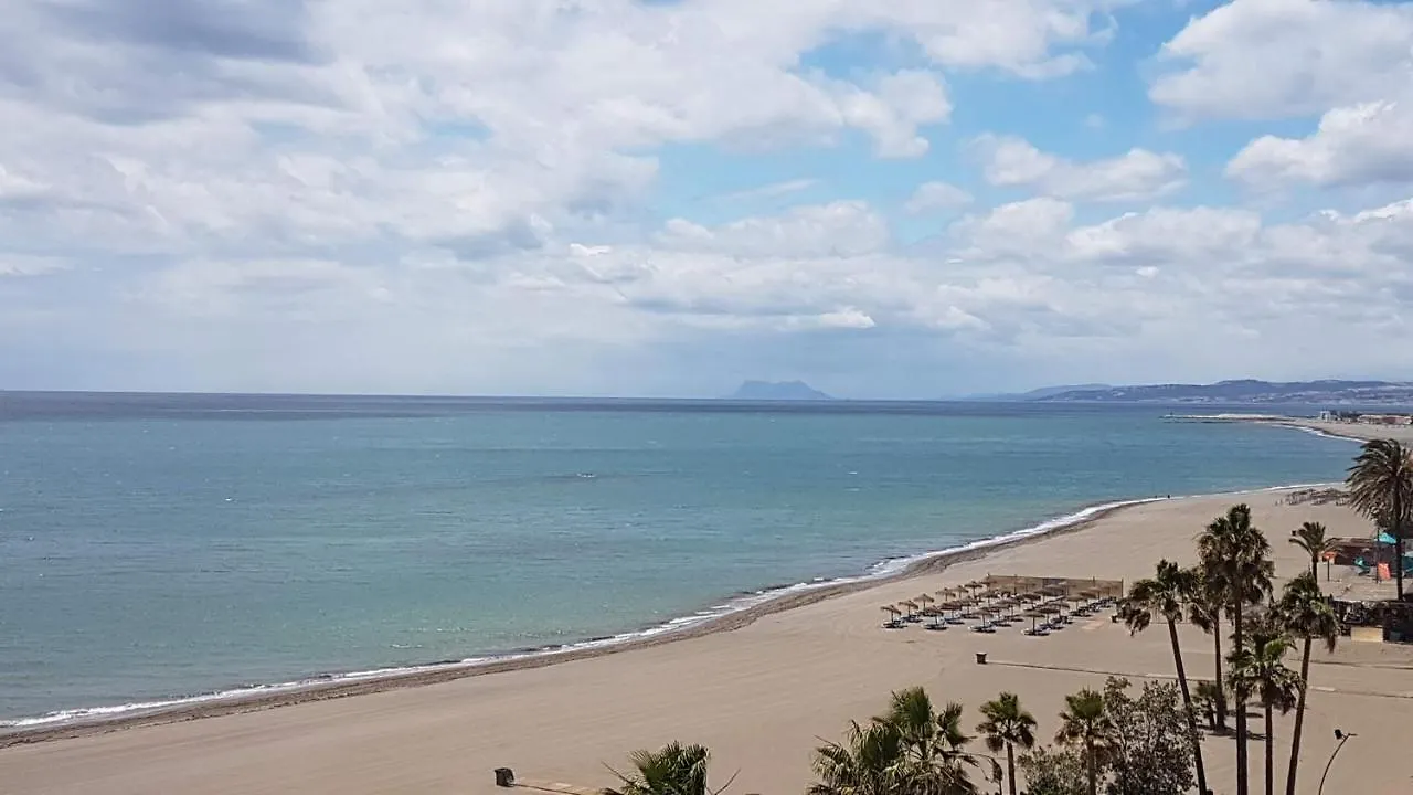 Apartamento en Primera Línea de Playa. Seis plazas. Estepona España