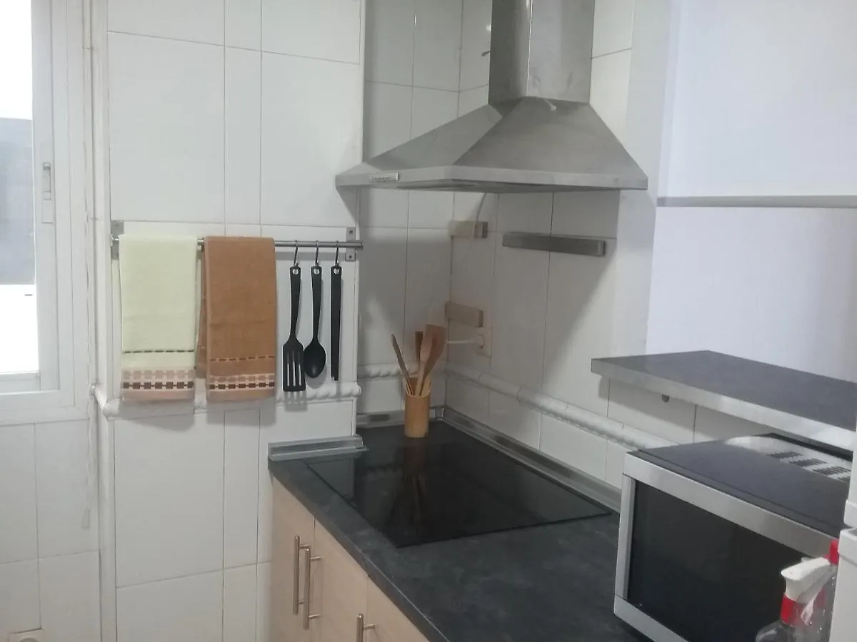 Apartamento en Primera Línea de Playa. Seis plazas. Estepona