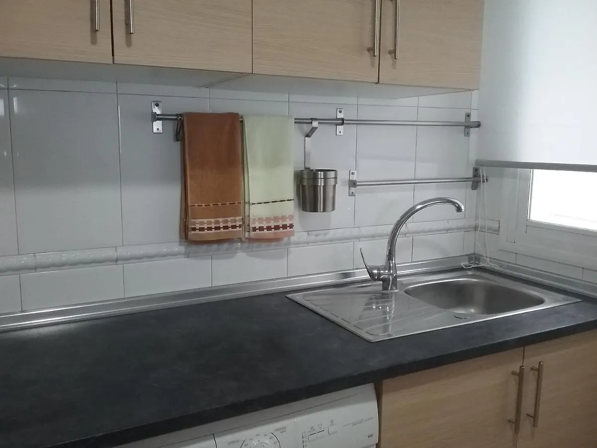 Apartamento en Primera Línea de Playa. Seis plazas. Estepona