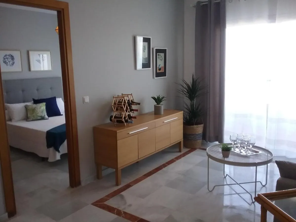 Apartamento en Primera Línea de Playa. Seis plazas. Estepona