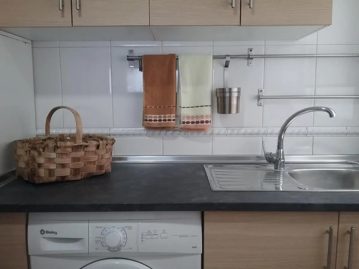 Apartamento en Primera Línea de Playa. Seis plazas. Estepona