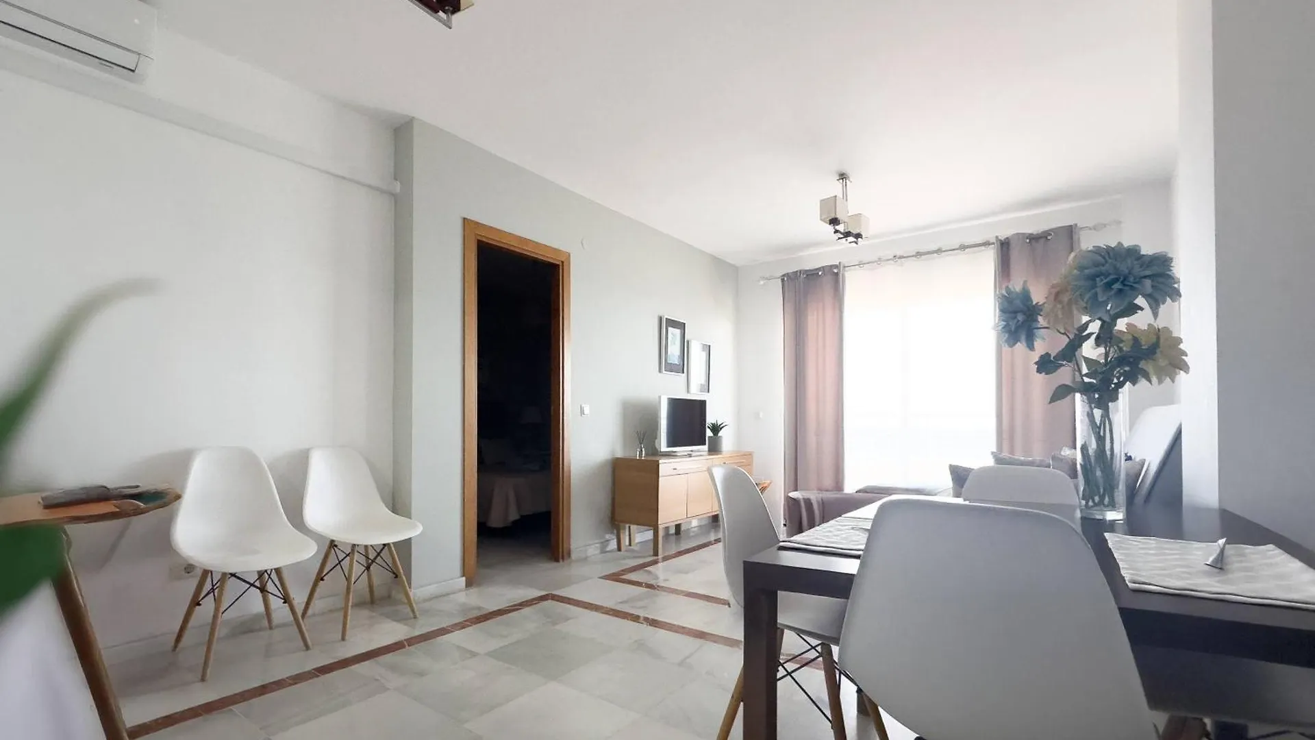 Apartamento en Primera Línea de Playa. Seis plazas. Estepona