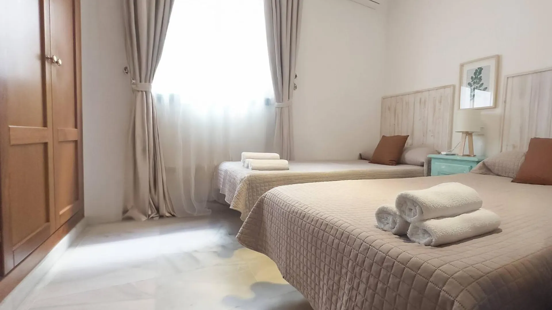 Apartamento en Primera Línea de Playa. Seis plazas. Estepona 0*,  España