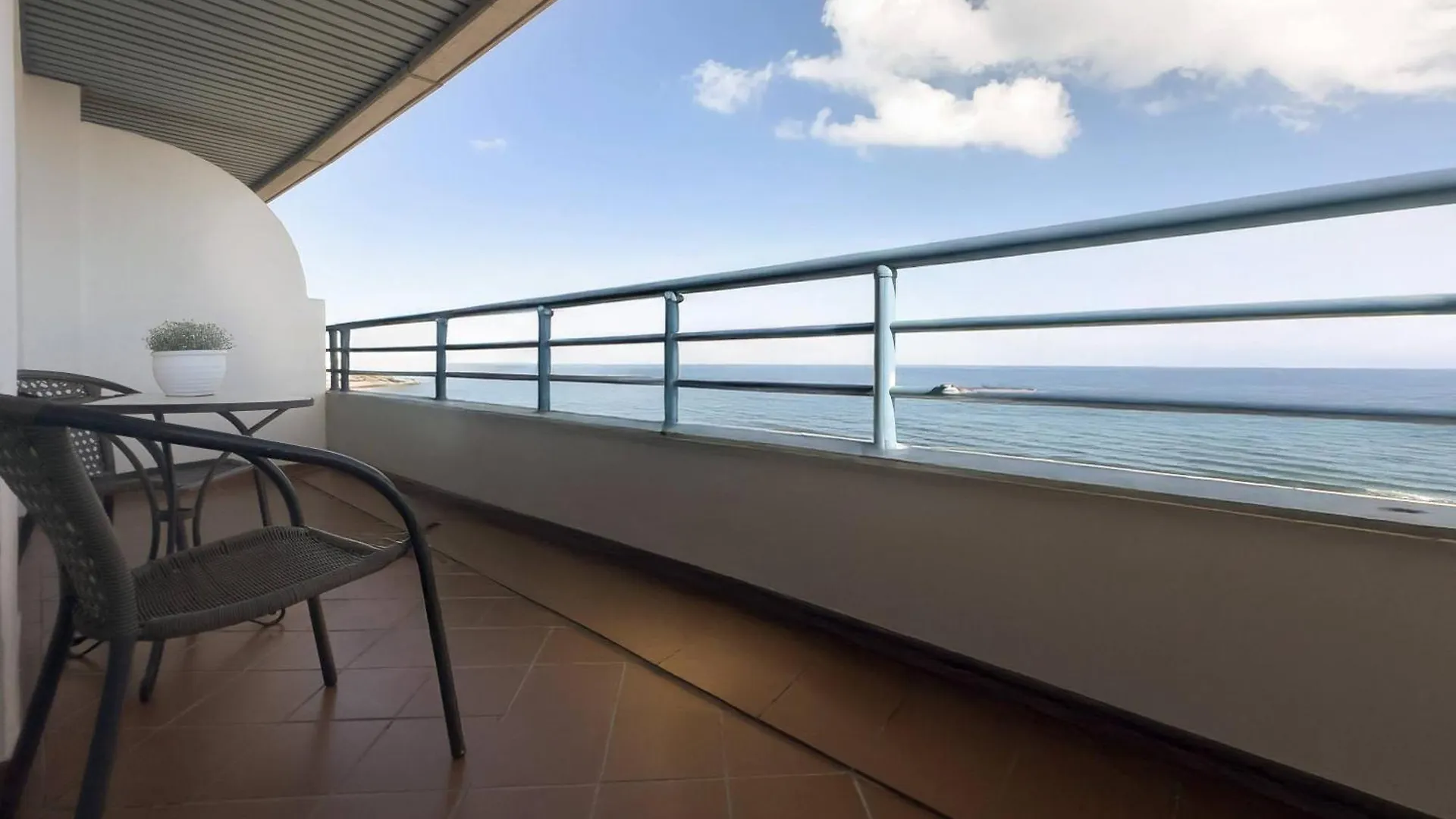 Apartamento en Primera Línea de Playa. Seis plazas. Estepona