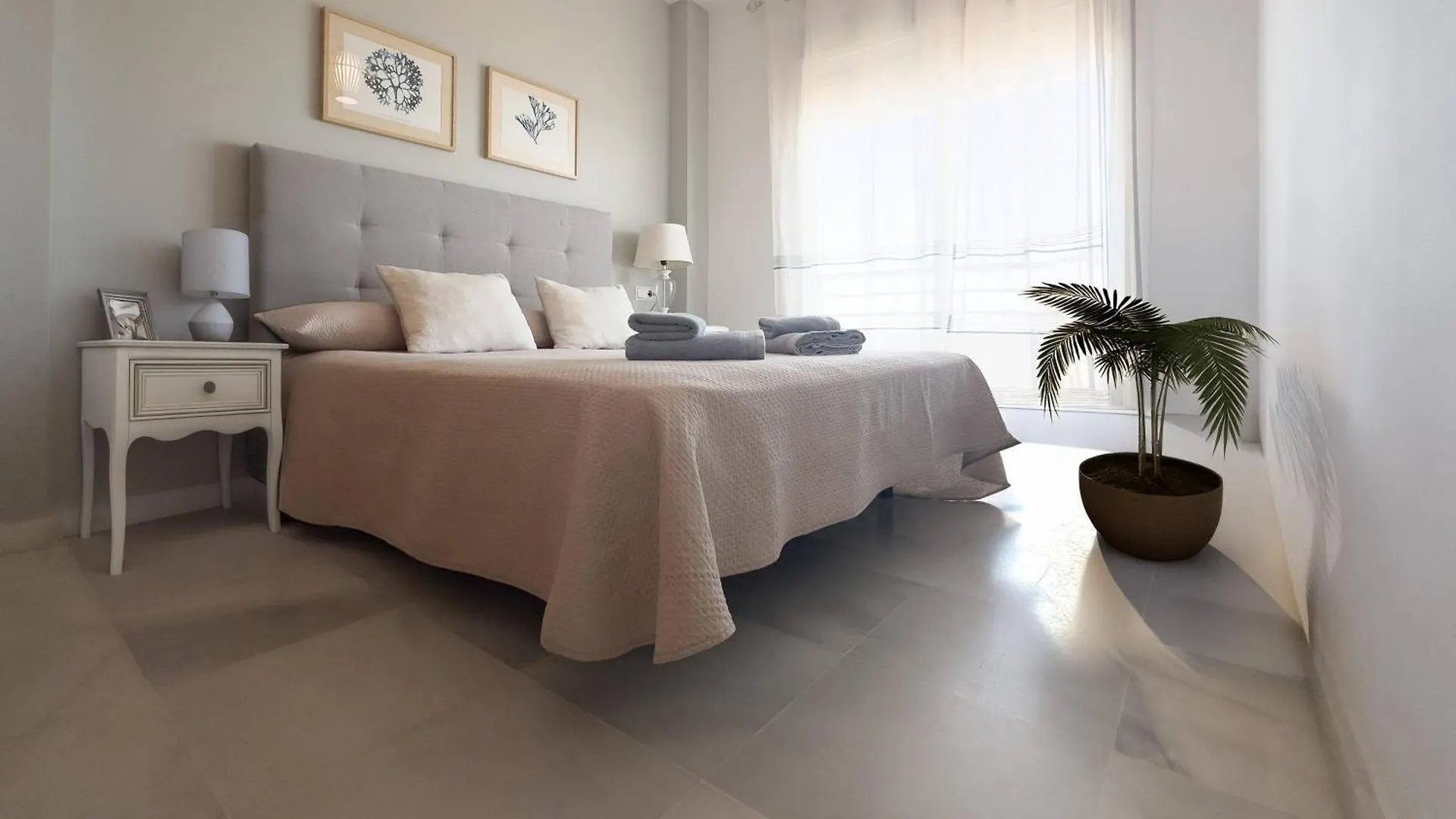 Apartamento en Primera Línea de Playa. Seis plazas. Estepona