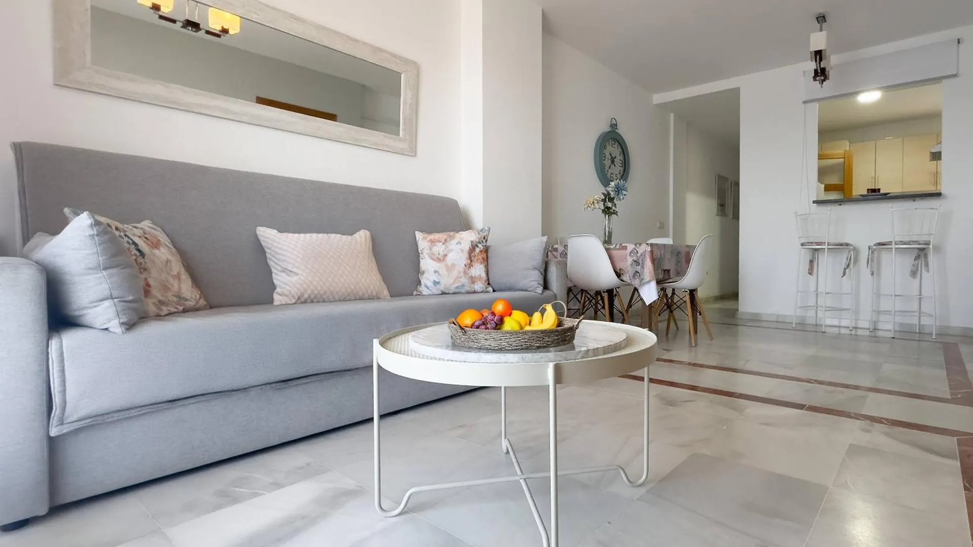Apartamento en Primera Línea de Playa. Seis plazas. Estepona España