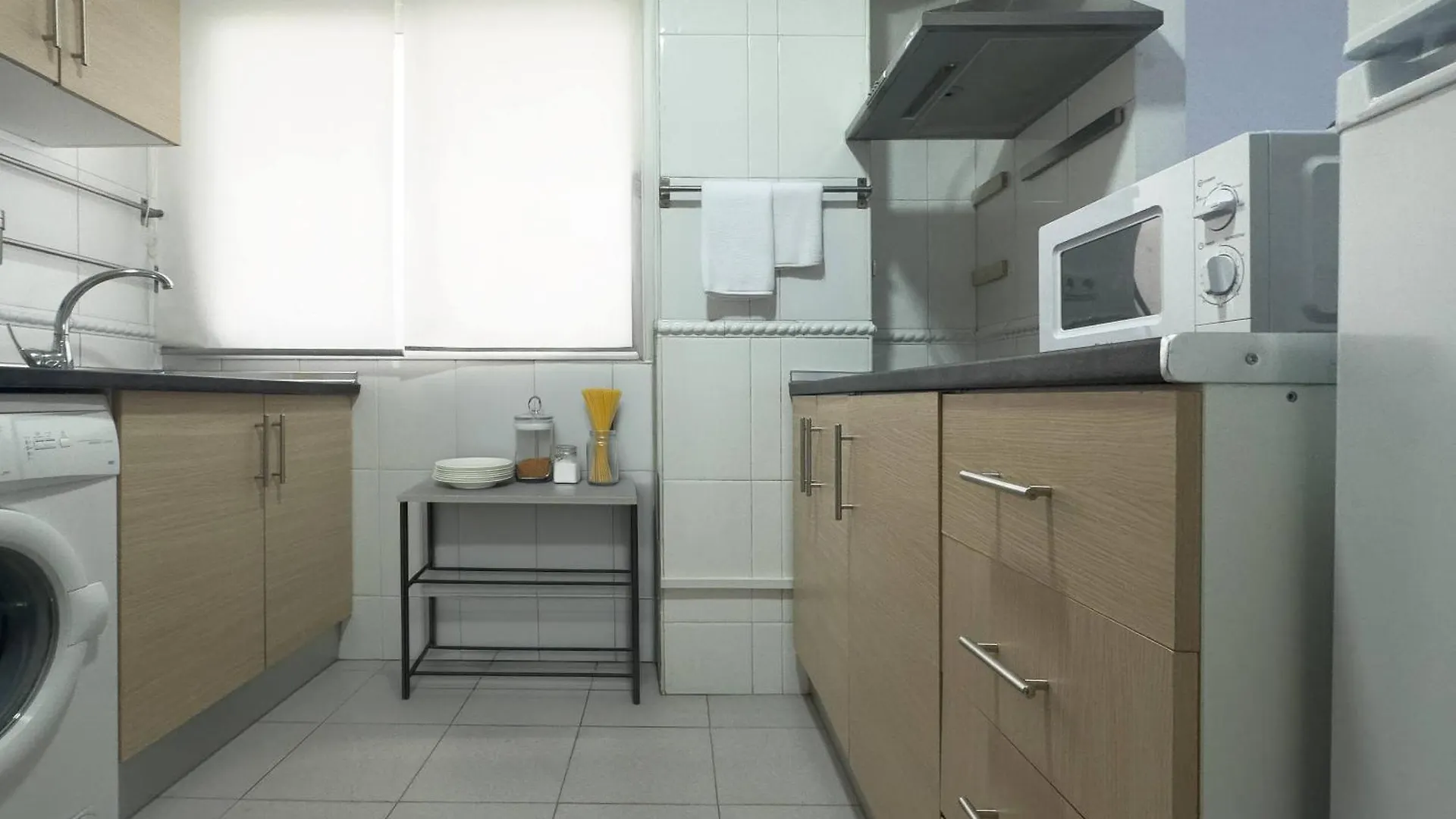 Apartamento en Primera Línea de Playa. Seis plazas. Estepona
